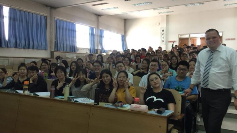 DentCon Geschäftsführer Jörg Macht: Vorlesung an der Shanxi University of Finance and Oeconomics.